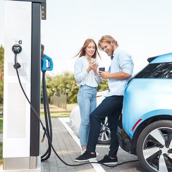 electric-charging-station-ev-couple-blog S electric-charging-station-ev-couple-blog S